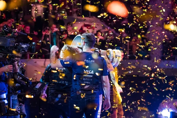 Sint-Petersburg, Rusland - oktober 29 2017: Epicentrum Counter Strike: Global offensief cyber sportevenement. Winnaars Braziliaanse team Sk Gaming op een hoofdpodium pakt de belangrijkste beker. Een overwinning vieren. — Stockfoto