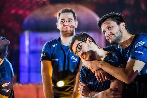 Saint Petersburg, Rusya - 29 Ekim 2017: Merkez üssü Counter Strike: küresel saldırgan cyber spor olay. Büyük final maç sonra birlikte kalan Brezilyalı kazanan takım Sk Gaming kutluyor.