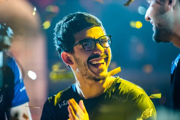 Saint Petersburg, Rusya - 29 Ekim 2017: Merkez üssü Counter Strike: küresel saldırgan cyber spor olay. En değerli oyuncu Mvp grand final maçı Marcelo coldzera sonra mutlu kalmak David