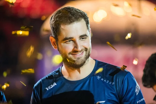 Saint Petersburg, Rusya - 29 Ekim 2017: Merkez üssü Counter Strike: küresel saldırgan cyber spor olay. Gabriel düşmüş Toledo kalan takım Sk Kaptan, lider ve büyük final kazanan maç
