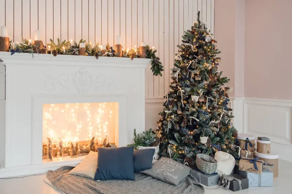 Elegant jul inredning inredda i gråa färger. Komfort hem. — Stockfoto