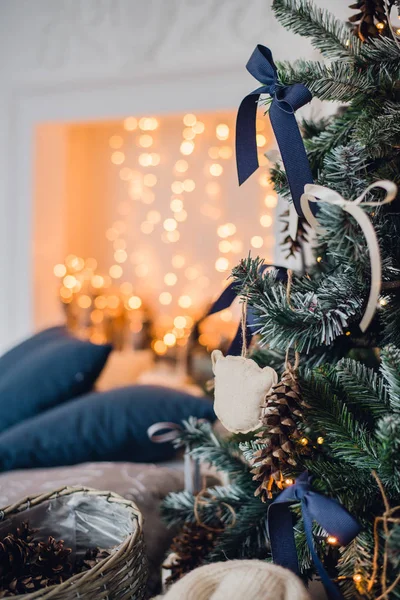 Weihnachten Hintergrund mit beleuchtetem Tannenbaum und Kamin im Haus — Stockfoto