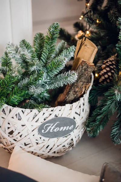 Fichtenzweige mit Zapfen im Korb unter der Tanne. Weihnachts- und Neujahrsdeko-Karte — Stockfoto