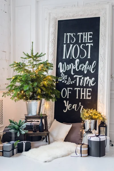Schöne moderne Gestaltung des Raumes in zarten hellen Farben mit Weihnachtsbaum und dekorativen Elementen dekoriert — Stockfoto