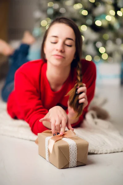 Junge schöne Frau bekam eine Geschenkschachtel. Konzept Neujahr, Frohe Weihnachten, Feiertage, Winter. — Stockfoto