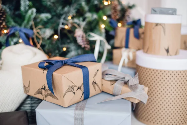 Cadeau de Noël ou boîte cadeau enveloppé dans du papier kraft sur la décoration de Noël — Photo
