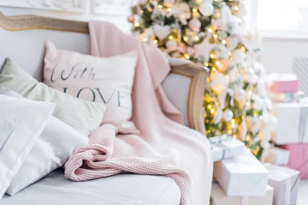 크리스마스 또는 새해 장식: 거실 실내 장식과 연휴 주택 장식 개념. 빈티지 소파에 나무, 실제 생활, 선물이 있는 편안 한 담요 이미지. 선택적 초점 — 스톡 사진