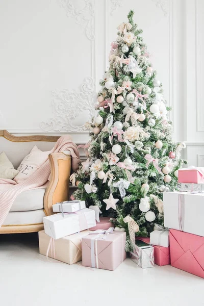 Gyönyörű modern design a szoba finom világos színekben díszített karácsonyfa és díszítő elemek — Stock Fotó