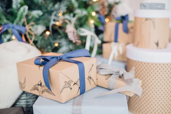 Cadeau de Noël ou boîte cadeau enveloppé dans du papier kraft — Photo