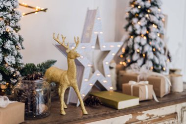 Noel süslemeleri, oyuncak geyikler, yıldızlar ve ışık arka planında hediye kutuları. yumuşak odak, bulanık arkaplan