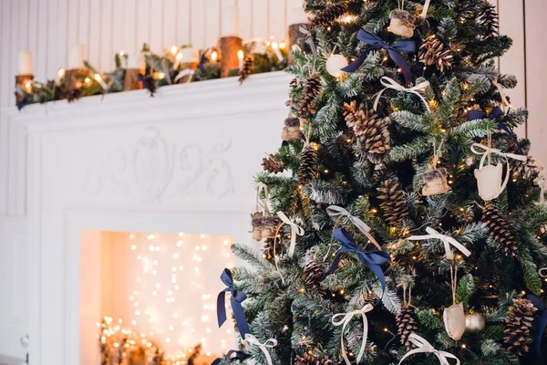 크리스마스 배경 조명된 전나무 나무와 집에서 벽난로 — 스톡 사진