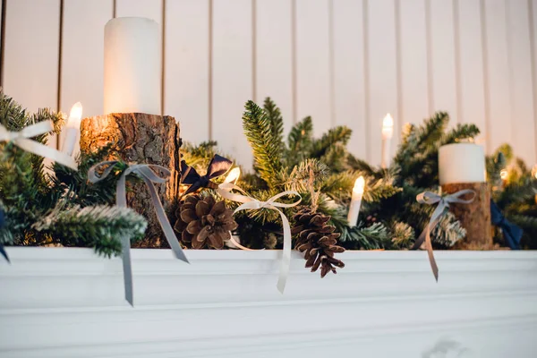 Boże Narodzenie Kominek, Boże Narodzenie światła dekoracji, gałęzie drzew, świece i kawałki sosny — Zdjęcie stockowe