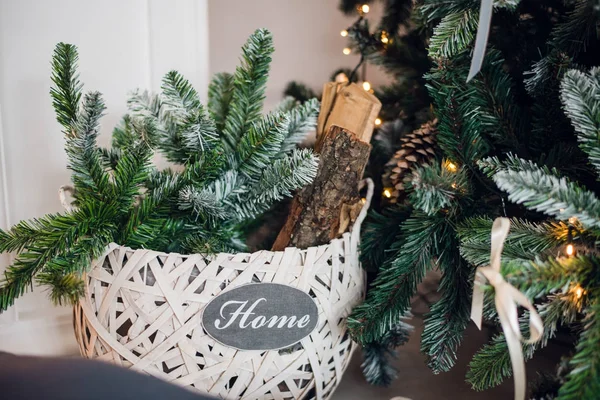 Weihnachtskorb unter dem Baum mit Tannenzweigen — Stockfoto
