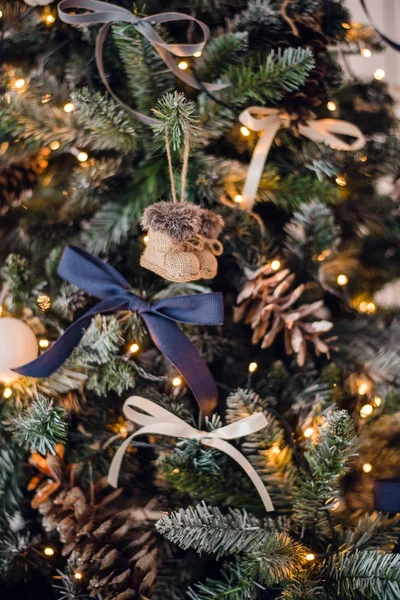 크리스마스 전나무 장난감 니트 느낌 부츠와 빈티지 활과 cristmas 트리 콘. 클로즈업 샷 — 스톡 사진