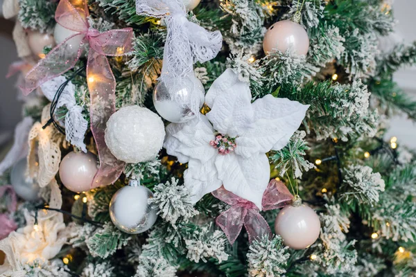 치장된 크리스마스 트리 장식 흰색 꽃 — 스톡 사진