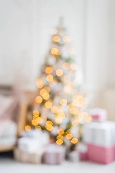 크리스마스를 위해 꾸며진된 객실에서 아름 다운 전나무 나무의 흐리게 보기 — 스톡 사진