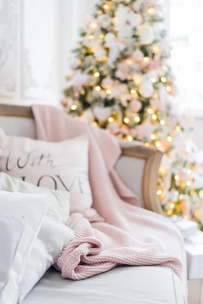 Xadrez de malha e travesseiros em um sofá em casa em uma véspera de Natal. Conforto em casa — Fotografia de Stock