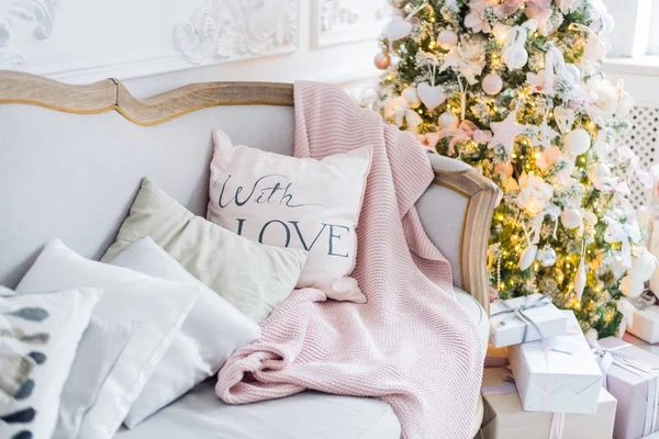 Örme şal ve evde bir Noel arifesinde bir kanepe yastık. Ev rahatlık — Stok fotoğraf