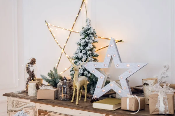 Noel süslemeleri, oyuncak geyikler, yıldızlar ve ışık arka planında hediye kutuları. yumuşak odak, bulanık arkaplan