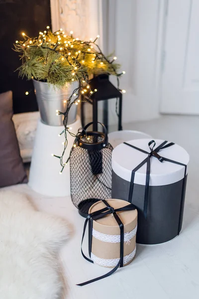Zylinder-Geschenkboxen, gemütliche Weihnachtsdekoration, Blumenkübel auf Hintergrund — Stockfoto