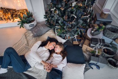 Güzel mutlu aile anne ve kızı hediyeler Noel ağacının etrafında ile birlikte evde kattadır
