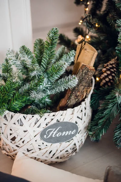 Jul korg under trädet med fir grenar — Stockfoto