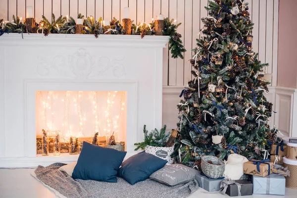 Boże Narodzenie tło z podświetlaną jodłą i kominkiem w domu — Zdjęcie stockowe