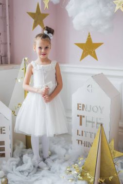 Noel süslemelerinde sihirli değneği olan sevimli küçük peri kız.