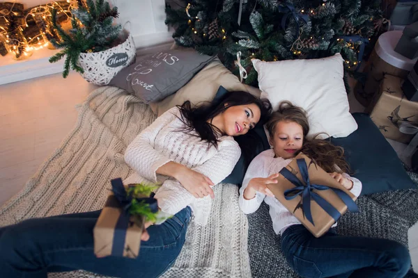 Mutter und Tochter treffen sich zu einem frohen Weihnachtsfest, Familie in einem Raum mit Tannenbaum und Geschenken. Ansicht von oben — Stockfoto