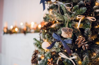 Yılbaşı ağacı süsleri. Keçe çizmeler ve vintage yay ve koniler Noel ağacı üzerinde örgü oyuncak. Atış kapatın