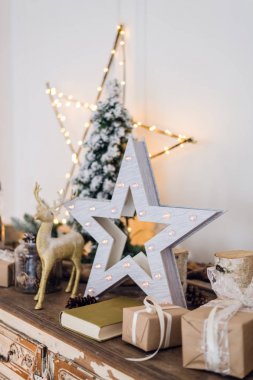 Noel süslemeleri, oyuncak geyikler, yıldızlar ve ışık arka planında hediye kutuları. yumuşak odak, bulanık arkaplan