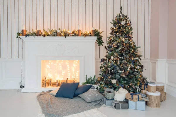 Interior de la habitación decorada para Nochebuena — Foto de Stock