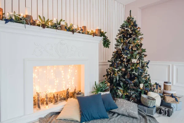 Stilvolles weihnachtliches Interieur in grauen Farben. Komfortables Zuhause. — Stockfoto