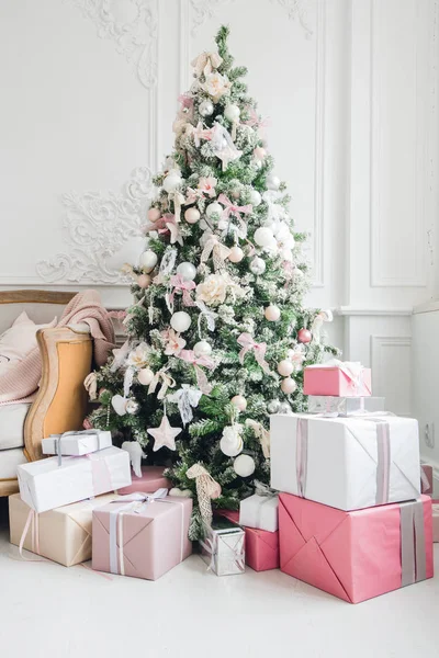 Vacker modern design av rummet i fina ljusa färger dekorerade med julgran och dekorativa element — Stockfoto