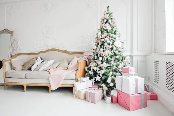 Noel ağacı ve dekoratif elementlerle süslenmiş zarif, açık renkli bir oda tasarımı. — Stok fotoğraf