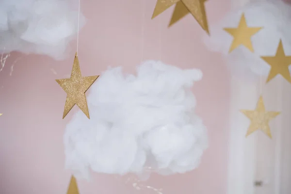 Pamuk pembe bir arka plan üzerinde yıldız ile bulutlar vatka — Stok fotoğraf