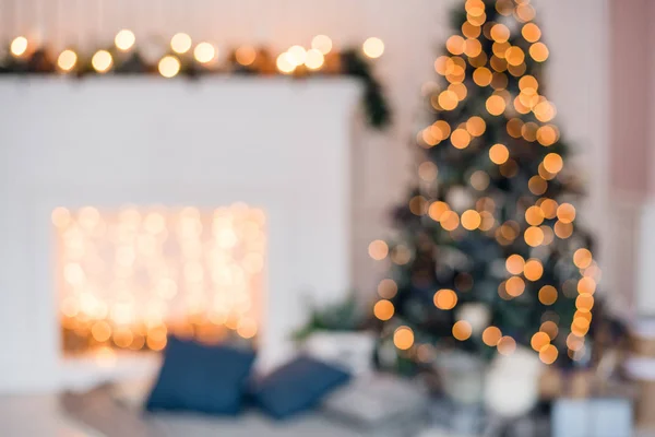 Verschwommener weihnachtlicher Hintergrund mit Kamin und Weihnachtsbaum — Stockfoto