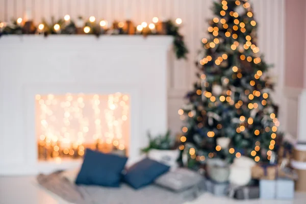 Weihnachten Hintergrund mit beleuchtetem Tannenbaum und Kamin im Haus — Stockfoto