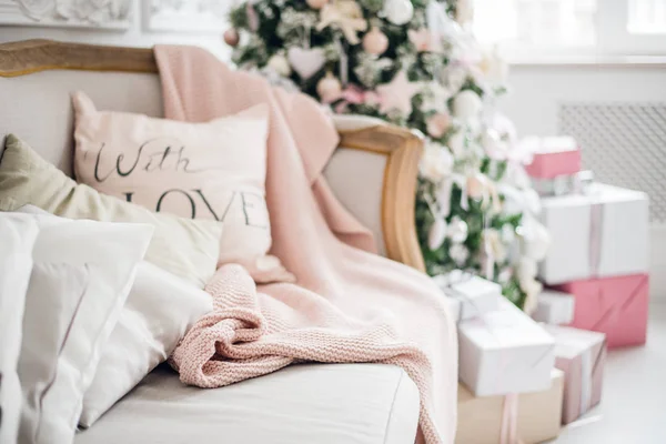 Christmas coziness christmas tree, pillows on a couch feather pink veil blanket of thick yarn, Christmas cosiness — Stock Photo, Image