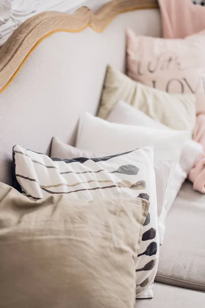 愛ピンク枕インテリア リビング ルームの装飾 — ストック写真