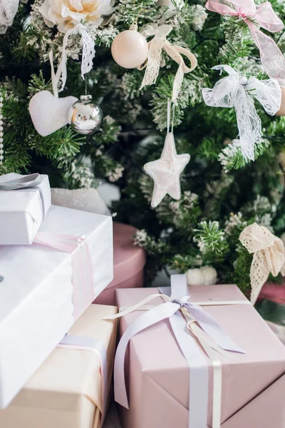 크리스마스 선물 또는크 레프트 페이퍼로 싸서 만든 선물 상자 — 스톡 사진