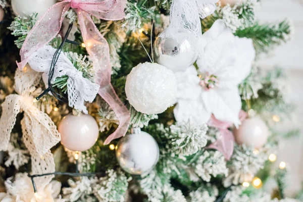 치장된 크리스마스 트리 장식 흰색 꽃 — 스톡 사진