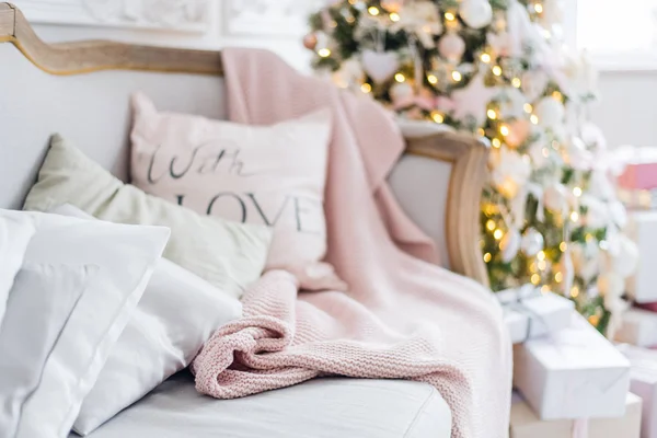 Strickkarierte und Kissen auf dem heimischen Sofa an Heiligabend. Heimelige Gemütlichkeit — Stockfoto