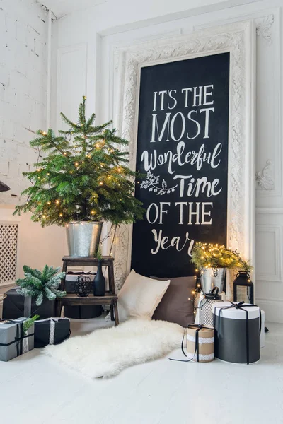 Noel arifesi için dekore edilmiş oda iç — Stok fotoğraf