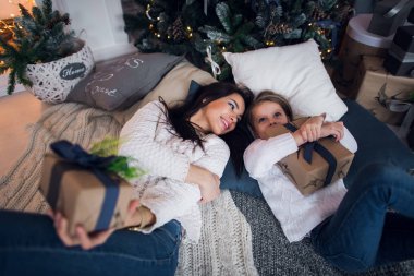 Anne ve kızı mutlu bir Noel, aile Noel köknar ağacı ve hediyeler ile bir odada buluş. Üstten Görünüm