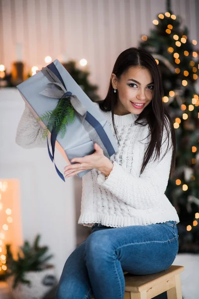 クリスマスツリーの近くで幸せなプレゼント感と美しい興奮笑顔の若い女性。クローズアップ肖像画 — ストック写真