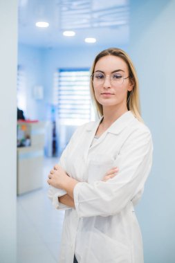 Mutlu gülümseyen neşeli genç tıp doktoru kadın ofiste