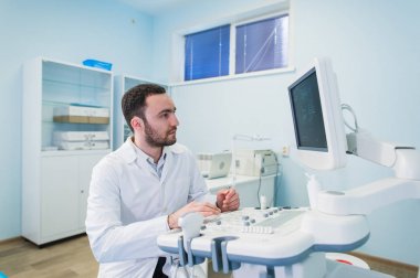 yakışıklı doktor ultrason makinesi kullanma