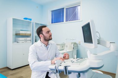 erkek doktor ultrason muayene sırasında ültrasyon cihazları ile