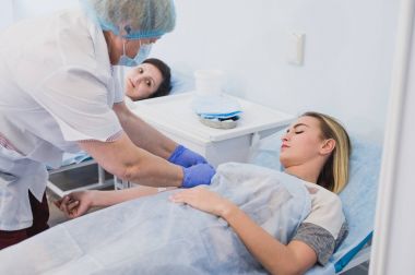 Hemşire hastane odasında bir intravenöz damla bağlanma.